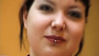 Hamburger Strassenhure besorgt es sich vor der Kamera