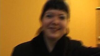 Hamburger Strassenhure besorgt es sich vor der Kamera