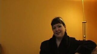 Hamburger Strassenhure besorgt es sich vor der Kamera