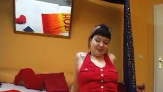 Hamburger Strassenhure besorgt es sich vor der Kamera