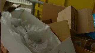 Mechanikerin zeigt was Sie hat