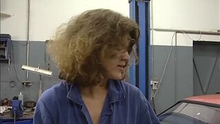 Mechanikerin zeigt was Sie hat