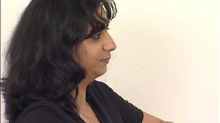 Junge Tuerkin bekommt riesen Dildo in die Muschi gesteckt