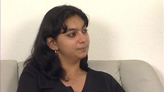 Junge Tuerkin bekommt riesen Dildo in die Muschi gesteckt