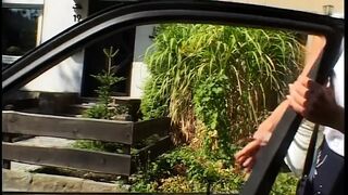 Blond Milf mit Dicken Titten bekommt im Feld eine Spermakur - 1 image