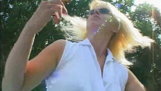 Blond Milf mit Dicken Titten bekommt im Feld eine Spermakur - 5 image