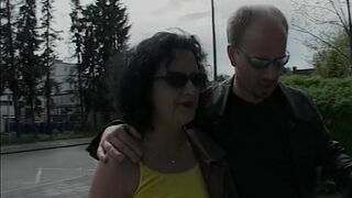 Hinterm Haus ficken wir die MILF - 2 image