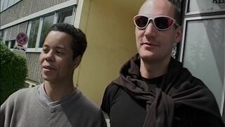 Hinterm Haus ficken wir die MILF - 3 image