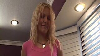 Inexperienced babe eats mature blonde womans pussy