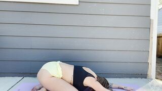 eight months pregnant gentle outdoor yoga session - yoga with grey