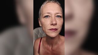 Kiki Deez makes Smoking more Fun