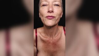 Kiki Deez makes Smoking more Fun