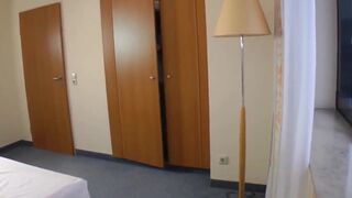 Spanner wird von 2 Milfs durchgefickt