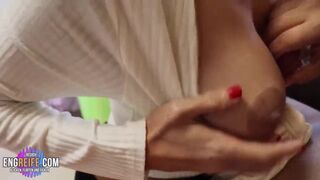 Milf gibt ihrer Freundin einen Handjob