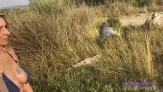 A good fuck on the beach with golden rain and a nice asshole