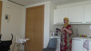 Beurette arabe a la chatte chaude poilue se fait defoncer par son boss britanique