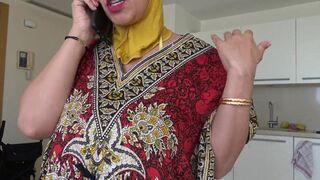 Beurette arabe a la chatte chaude poilue se fait defoncer par son boss britanique