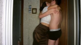 Мама моего друга нашла меня в шкафу, мне пришлось жестко трахнуть ее в шикарной спальне