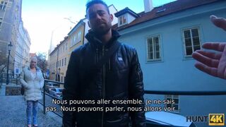 HUNT4K. L'homme admire comment la beauté aux gros seins fait jouir le chasseur sur les seins