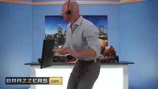 Brazzers - Horny News Sluts Alexis Fawx and Luna Star Fuck the Paige - 2 image