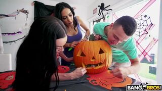 Mamma Can't Live Without to Fuck on Halloween- Tia Cyrus