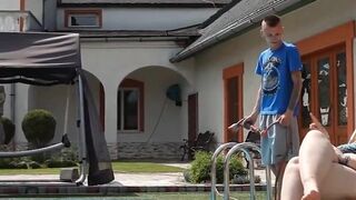 Enormous-Weight Facesitting!