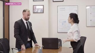 JUST GALS 4K | La jefa mother i'd like to fuck lesbiana quiere follar a la nueva y joven secretaria Bianka Blue & Kitt