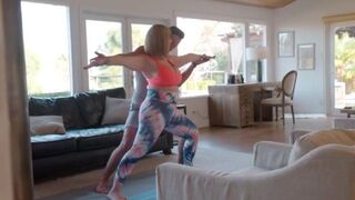 Sara Jay y Su Instructor De Yoga