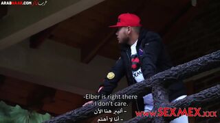 عمال يحسس عليها وحط زبه في طيزها علشان تتدفي سكس مترجم فشيخ