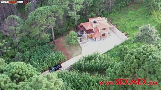 عمال يحسس عليها وحط زبه في طيزها علشان تتدفي سكس مترجم فشيخ - 2 image