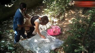 农民工大叔利用中午休息时间找小姐去小树林野战 - 9 image