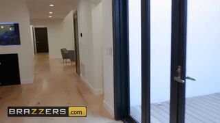 Brazzers - Milfs Kendra Lust is stalking for a Cocking - 2 image