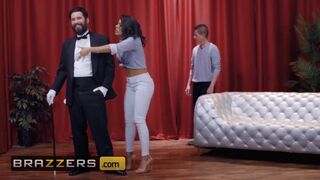 Brazzers - Thicc housewife Luna Star fucks the magician - 3 image