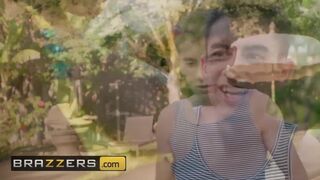 Brazzers - Slut milf Lisa Ann fucks her lil poolboy - 5 image