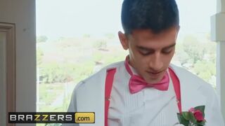 Brazzers - Dirty Milf Ariella Ferrera fucks her daughter%27s prom date - 4 image