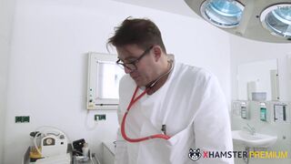 Verbotene Doktorspiele in der Gutshofklinik - 7 image