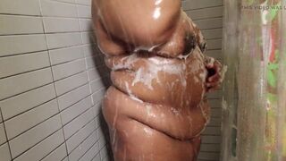 hot ebon big beautiful woman takes a shower