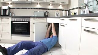 Older zahlt Hausmeister Zeche mit Ihrem geilen Body