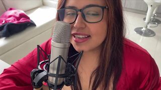 ASMR ROLEPLAY IN SPANISH STEPMOM FLIRTS U!