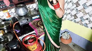 kiTchan ma Kaam karTe tiMe bhAbhi ne aPna cHut chUdaya deVar Se