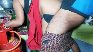 kiTchan ma Kaam karTe tiMe bhAbhi ne aPna cHut chUdaya deVar Se