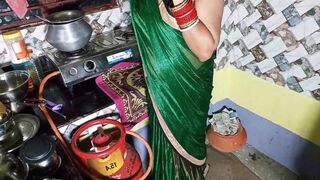 kiTchan ma Kaam karTe tiMe bhAbhi ne aPna cHut chUdaya deVar Se