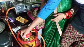 kiTchan ma Kaam karTe tiMe bhAbhi ne aPna cHut chUdaya deVar Se