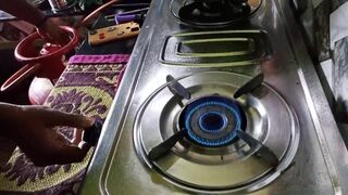 kiTchan ma Kaam karTe tiMe bhAbhi ne aPna cHut chUdaya deVar Se