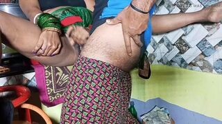 kiTchan ma Kaam karTe tiMe bhAbhi ne aPna cHut chUdaya deVar Se