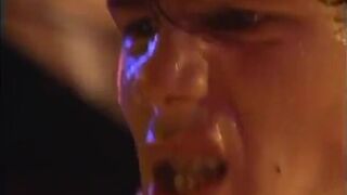 Guy fucks mature brunette's twat