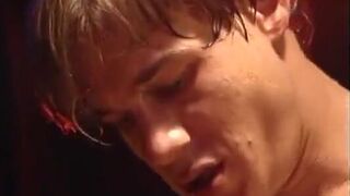 Guy fucks mature brunette's twat