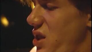 Guy fucks mature brunette's twat