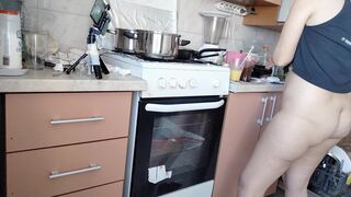 Sexy mom having breakfast in the bedroom, hairy, big, big ass. Sexy amateur wife fingers her until orgasm.