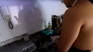 Stepmom, why are u washing the dishes nude?